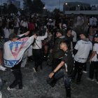 Los hinchas cumplieron con el tradicional baño en la pileta de la Universidad Central.