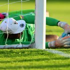 Alexander Domínguez atajó gran parte del segundo tiempo del duelo ante Fortaleza con una gorra, debido a que el sol le daba directamente en la cara.