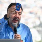 Pabel Muñoz, alcalde de Quito, presenta el modelo de tarjeta para usar en el transporte público.