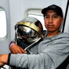 Jorge Guanulema, quien forma parte del equipo de utilería, con el anhelado trofeo de la Copa Sudamericana.