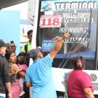 Algunos buses tenían  colocado en el parabrisas un sticker informando el nuevo valor del pasaje, 0.40 centavos.