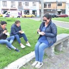 Wendy Mena y sus compañeras salieron a comer mote aprovechando el apagón.