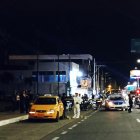 Los peritos revisaron área e identificaron a una de las víctimas asesinadas dentro del taxi.