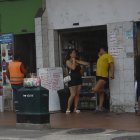 Las fachadas de las tiendas son sitio de descanso para las trabajadores sexuales del sector.