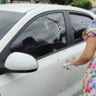 El vehículo quedó con los orificios a consecuencia de las balas.