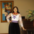 Meliza Yumisaca luce con orgullo la vestimenta que usan las jóvenes indígenas.