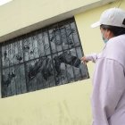 Sofía muestra cómo destrozaron los vidrios de una de sus vecinos. Su hijo recibirá atención psicológica.