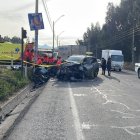 Los bomberos cortaron partes del auto para poder rescatar los cuerpos.