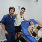 Jorge Heredia junto a su mamá Rosita y el doctor Darwin Moncayo que la atiende.