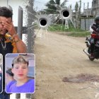 Parado afuera de la morgue, Carlos Morán (mano en el rostro)  lamentaba la muerte de su hijo y de su hijastro.