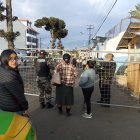 Familiares de internos que esperaban la libertad de sus familiares este miércoles, se quedaron con las ganas de abrazarlos.