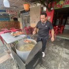 Los crustáceos son cocinados en la parte exterior del local.