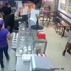 Dos sujetos entraron armados para robar a los clientes.