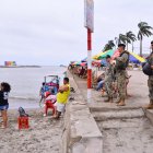 Más de 45 uniformados de la Marina de Puerto Bolívar vigilan las playas de Bajo Alto y Jambelí.