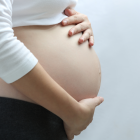 Nació el primer bebé gestado por dos mujeres.