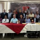 Los exalumnos y los exprofesores del colegio Eloy Alfaro posaron  para el lente de EXTRA.