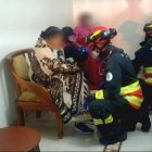 Los bomberos atendieron a los pacientes en la planta baja del edificio.