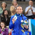Jacqueline Mollocana muestra con orgullo la medalla de plata que obtuvo en Los Juegos Panamericanos.