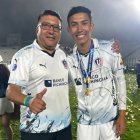 Jorge González (i) junto a su hijo Sebastián tras ganar la Copa Sudamericana.