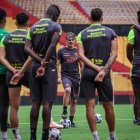 El estratega uruguayo de Barcelona, Diego López, no podrá estar en el Clásico del Astillero.