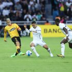 Barcelona (amarillo) y Liga de Quito pelean por ganar la segunda etapa de la LigaPro.