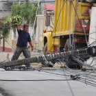 Los postes quedaron en la calle, con los cables esparcidos y obstaculizando el paso de carros.
