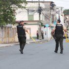La zona fue cercada por gendarmes que arribaron al conocer lo sucedido. Moradores dicen que uno de los baleados quiso huir corriendo, pero no pudo lograrlo.