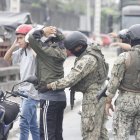 Militares colaboran fuera de la Peni.