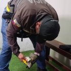 Un miembro de la Policía Nacional encontró los fajos de dinero, con los cuales se intentó sobornar a los árbitros del duelo entre el Deportivo Quevedo y Leones del Norte.