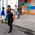 El ciudadano cayó mal herido junto a la puerta de ingreso al local comercial
