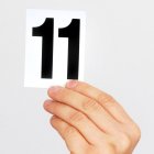 El número 11 en la numerología es un número maestro que simboliza la intuición, la espiritualidad y la capacidad para conectarse con dimensiones más elevadas.