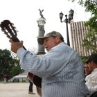 Rolando Tuárez usualmente canta al pie de la Columna de los Próceres, ubicada en el parque Centenario.