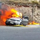 El vehículo en el que pretendían fugarse los ‘sacapintas’ fue quemado por la comunidad.