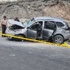Así quedó la camioneta con la que se chocó la moto de los asaltantes.