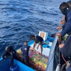 Personal de la lancha guardacostas Isla Santa Cruz realiza el traslado de los bultos que se logró rescatar.