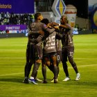 El festejo de Paolo Guerrero con sus compañeros en el Bellavista de Ambato, dos goles hizo el peruano.