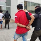 Dos hombres fueron detenidos a bordo de una motocicleta por el supuesto asesinato de un menor de edad.