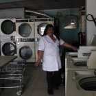 Mirian se las ingenia para que el negocio no decaiga con los cortes de luz.