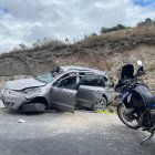 El carro en el que iban los sospechosos que se accidentaron. De ahí ‘voló’ el dinero.