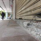 La puerta del local comercial sufrió daños por el atentado.