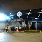 Bomberos ayudaron a apagar las llamas provocadas por el estallido del vehículo.