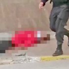 La foto que circula en redes muestra el cuerpo del afiliado en el exterior del Hospital de Babahoyo, del IESS.