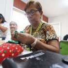 Un grupo de adultos mayores participa de un taller de baile en el centro del IESS ubicado en la ciudadela Huancavilca, en el sur de Guayaquil.