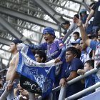 HINCHAS DE EMELEC EN EL ESTADIO CAPWELL