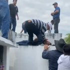 El policía estaba subido en el techo de los nichos cuando lo alcanzó la bala.