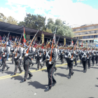 Chicos de diferentes colegios desfilaron por la Independencia de Ambato.