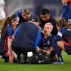 La jugadora Megan Rapinoe (c) se habría roto el tendón de Aquiles de la pierna derecha.