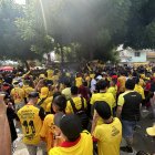 Los hinchas de Barcelona estuvieron fuera del Monumental para hacer el famoso banderazo.