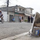 En uno de los dos puntos en donde quedaron las víctimas colocaron una vela para rezar.