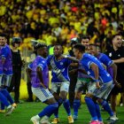 Ambos jugadores no fueron considerados para el duelo ante Barcelona y quedaron fuera del cuadro millonario por indisciplina.